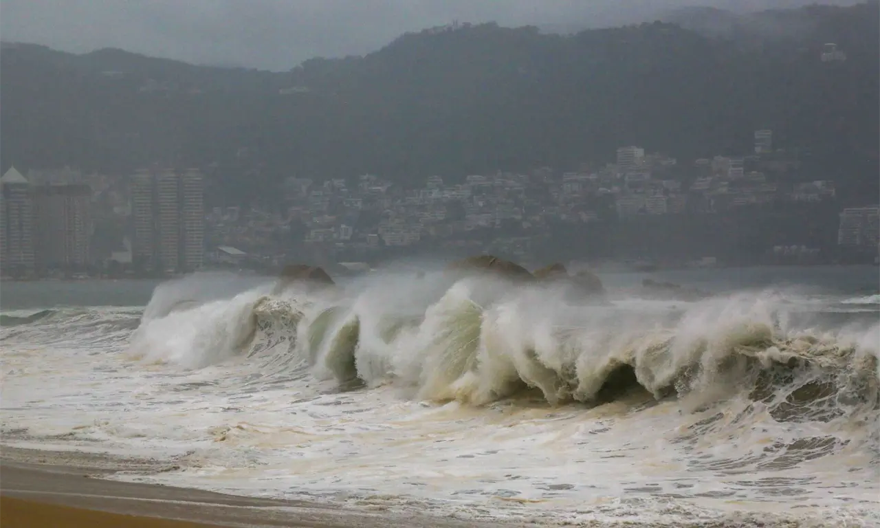  Una muralla de nubes sobre el mar: comparten aterrador video de Polo, huracán categoría 5 