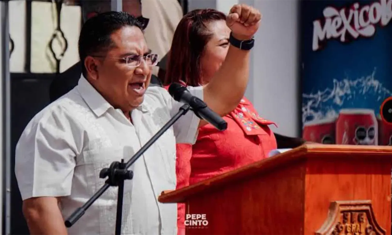  Exhiben a alcalde de Juan C. Bonilla, Pepe Cinto, tocando de forma indebida a mujer en festejos patrios 