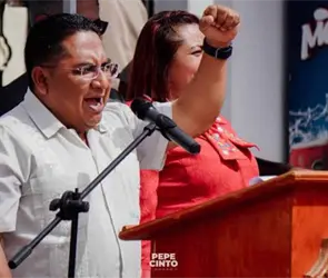 Exhiben a alcalde de Juan C. Bonilla, Pepe Cinto, tocando de forma indebida a mujer en festejos patrios