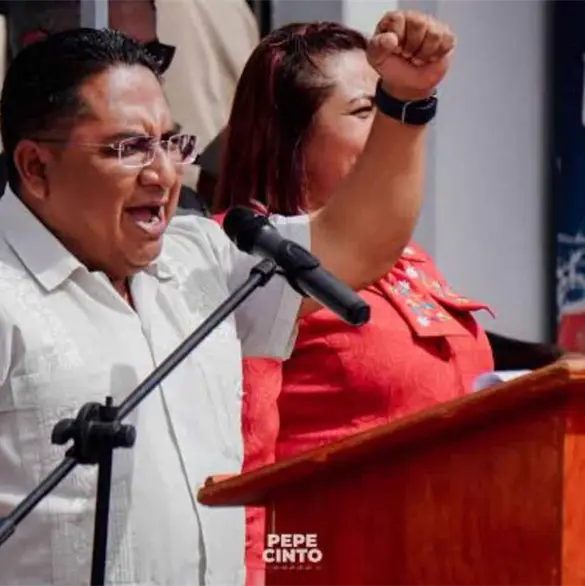 Exhiben a alcalde de Juan C. Bonilla, Pepe Cinto, tocando de forma indebida a mujer en festejos patrios Exhiben a alcalde de Juan C. Bonilla, Pepe Cinto, tocando de forma indebida a mujer en festejos patrios