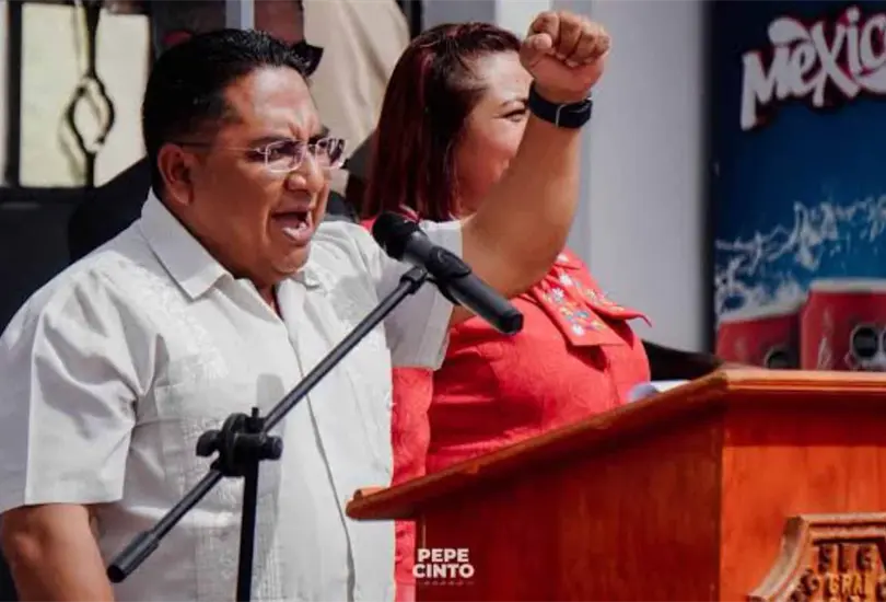 Exhiben a alcalde de Juan C. Bonilla, Pepe Cinto, tocando de forma indebida a mujer en festejos patrios
