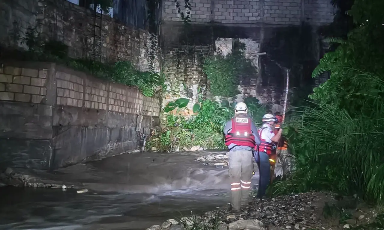  ¡Se lo llevó la corriente! Joven intenta cruzar en moto y desaparece en Tuxtla 