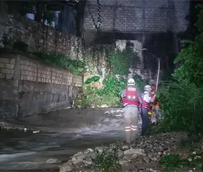 ¡Se lo llevó la corriente! Joven intenta cruzar en moto y desaparece en Tuxtla ¡Se lo llevó la corriente! Joven intenta cruzar en moto y desaparece en Tuxtla