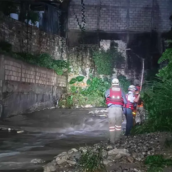 ¡Se lo llevó la corriente! Joven intenta cruzar en moto y desaparece en Tuxtla ¡Se lo llevó la corriente! Joven intenta cruzar en moto y desaparece en Tuxtla