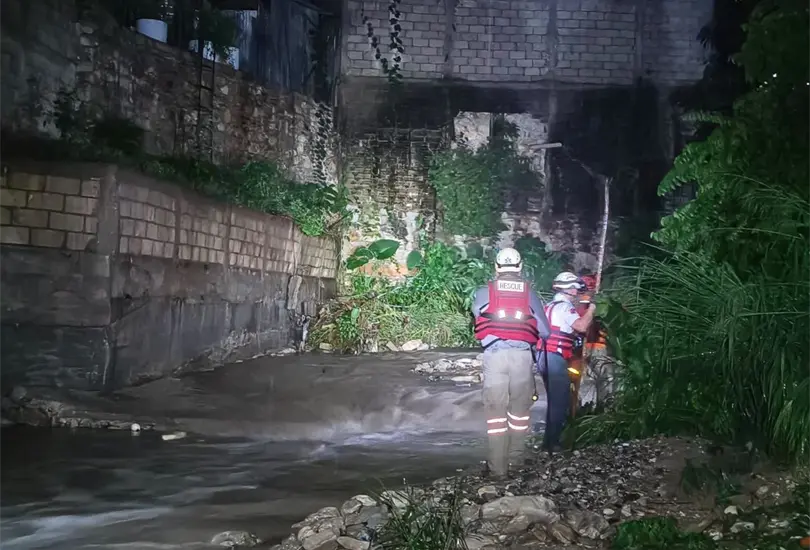 &iexcl;Se lo llev&oacute; la corriente! Joven intenta cruzar en moto y desaparece en Tuxtla