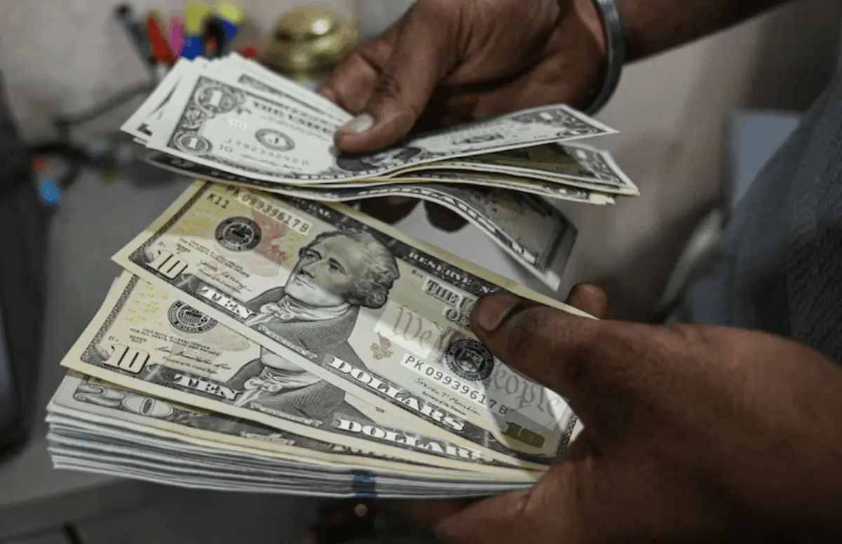 El tipo de cambio interbancario cerró el jueves en 17.71 pesos por dólar, por encima del nivel registrado un día antes. Especial