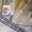 Presuntos ladrones arrojan billetos en plena calle para evitar ser detenidos en CDMX Presuntos ladrones arrojan billetos en plena calle para evitar ser detenidos en CDMX