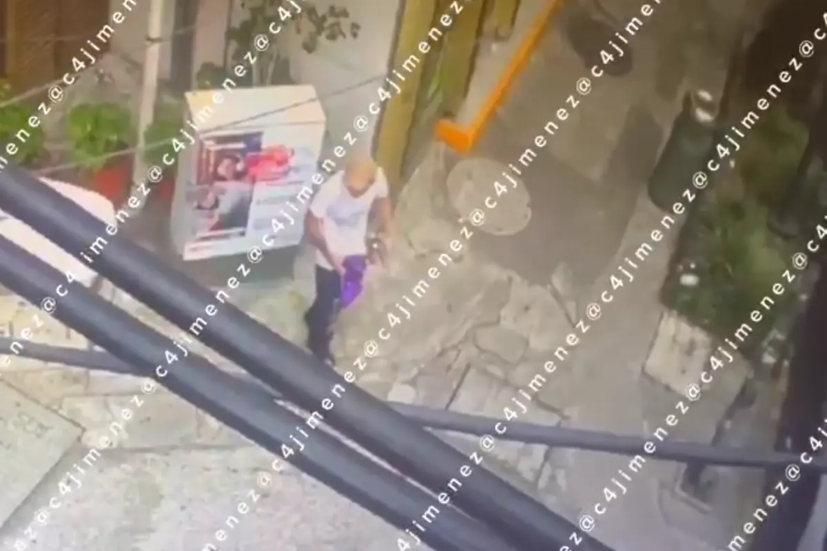  Presuntos ladrones arrojan billetos en plena calle para evitar ser detenidos en CDMX 