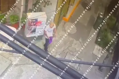 Presuntos ladrones arrojan billetos en plena calle para evitar ser detenidos en CDMX