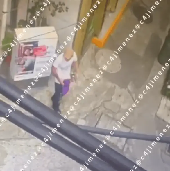 Presuntos ladrones arrojan billetos en plena calle para evitar ser detenidos en CDMX Presuntos ladrones arrojan billetos en plena calle para evitar ser detenidos en CDMX