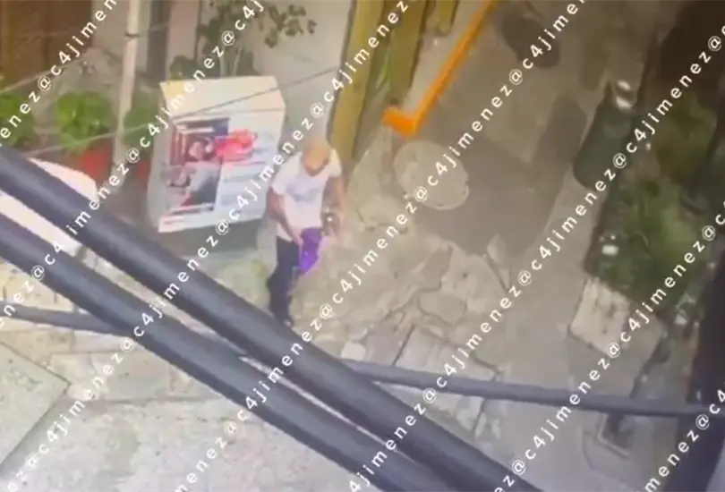 Presuntos ladrones arrojan billetos en plena calle para evitar ser detenidos en CDMX Presuntos ladrones arrojan billetos en plena calle para evitar ser detenidos en CDMX