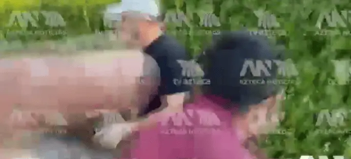 El reportero de TV Azteca gritó tras la agresión. Especial.