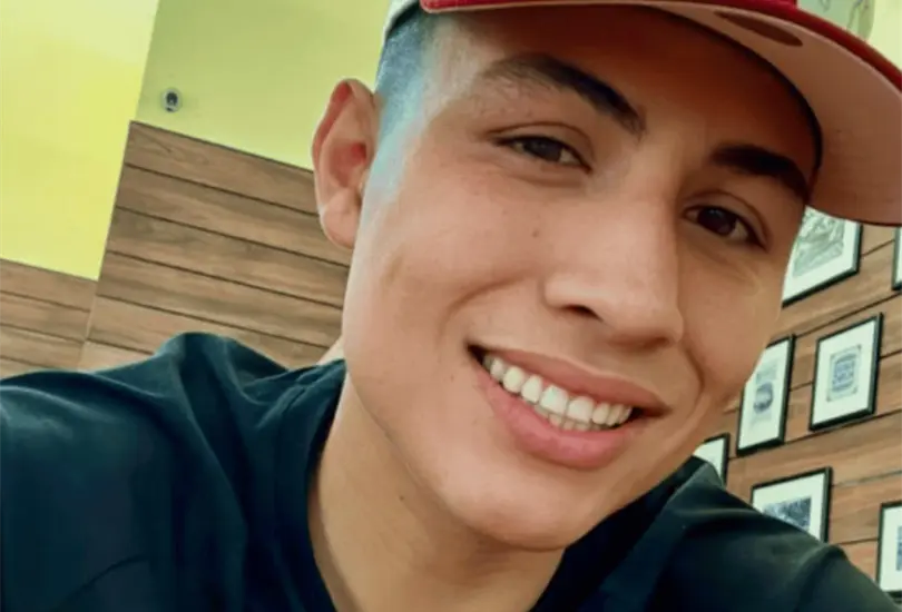 Torres se desplom&oacute; sobre el cuadril&aacute;tero y recibi&oacute; atenci&oacute;n m&eacute;dica antes de ser trasladado en ambulancia para recibir atenci&oacute;n hospitalaria.