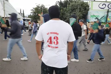 Dueño de funeraria usó el celular de uno de los estudiantes normalistas de Ayotzinapa tras su desaparición Dueño de funeraria usó el celular de uno de los estudiantes normalistas de Ayotzinapa tras su desaparición