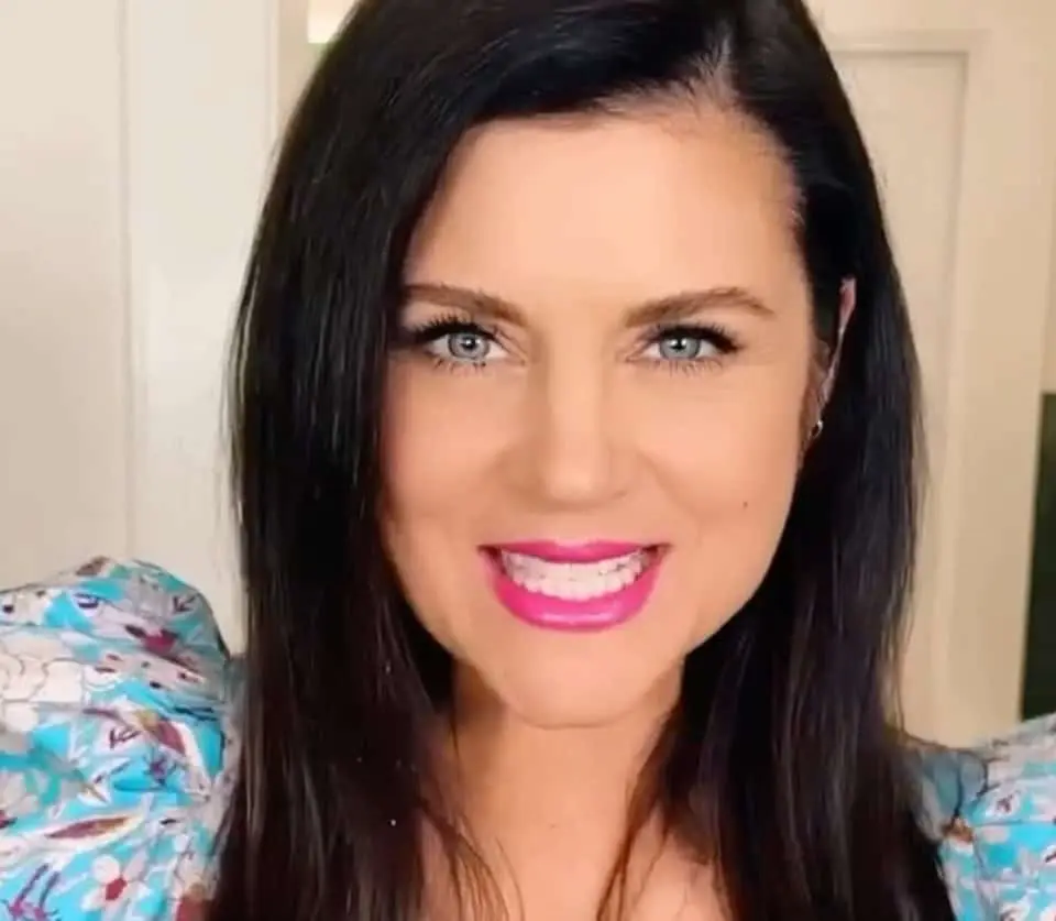 En 1989 comenzó a interpretar a Kelly Kapowski en 'Salvados por la campana', papel que la convirtió en uno de los rostros más reconocidos de la televisión juvenil estadounidense.