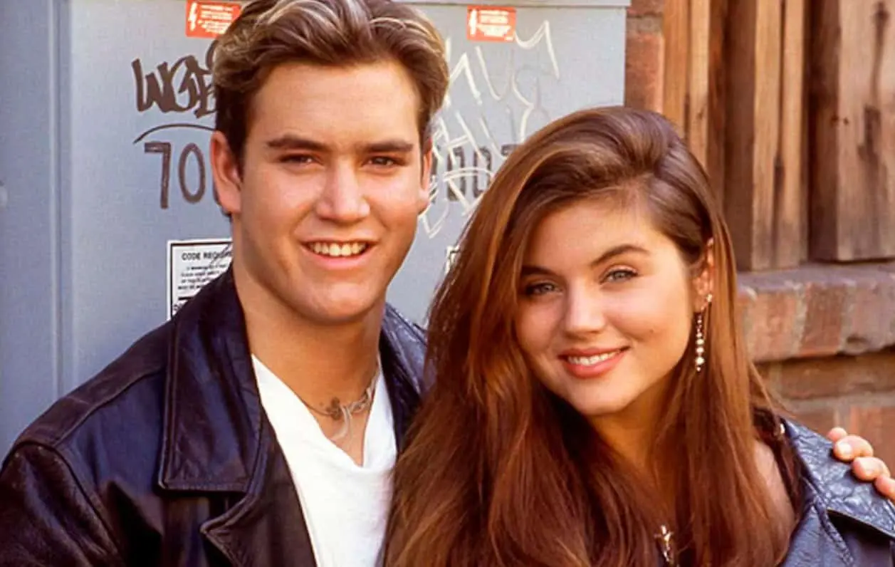 En la historia, Kelly era una de las estudiantes más populares de la escuela secundaria Bayside. Su personalidad amable, su carisma y la relación con sus compañeros la convirtieron en uno de los personajes centrales de la trama.