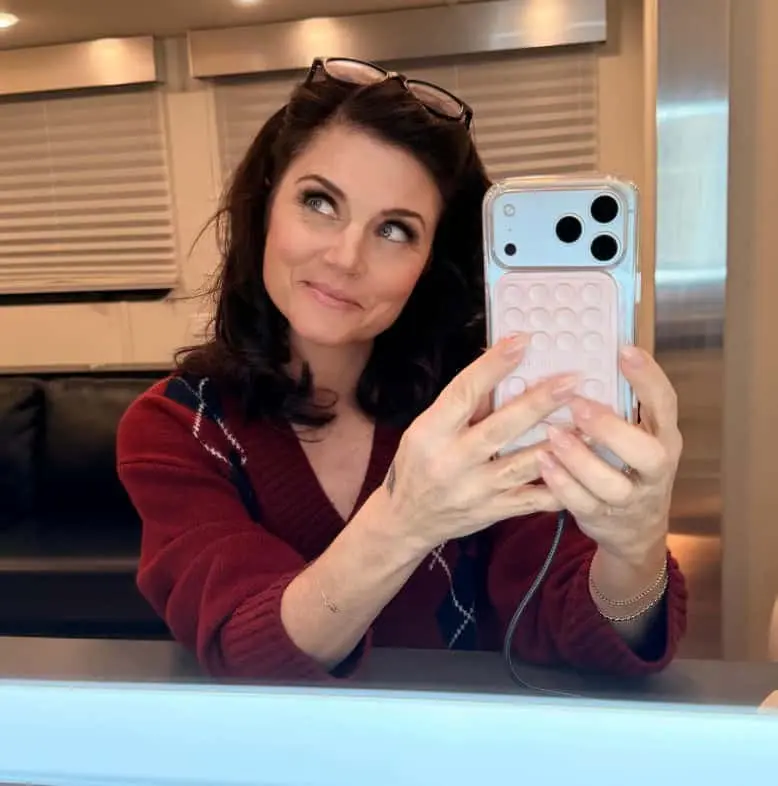 Tiffani Thiessen nació el 23 de enero de 1974 en Long Beach, California, Estados Unidos. Desde su adolescencia mostró interés por el modelaje y la actuación.