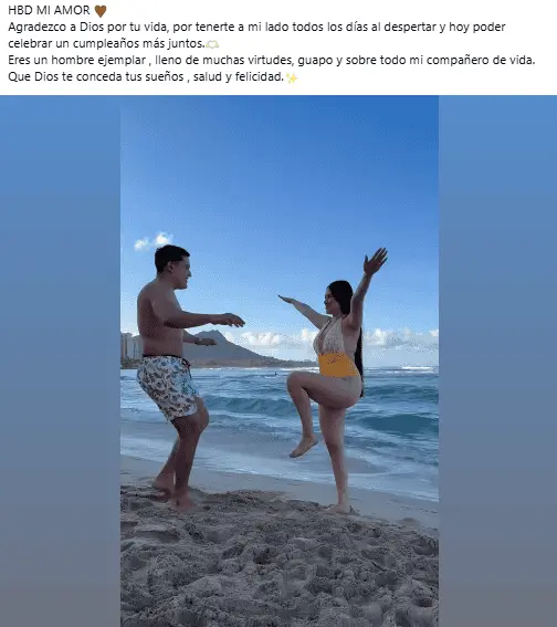 Se trata de un video que compartió en Facebook el 12 de agosto de 2025, donde aparece junto con su esposo en la playa. RRSS.