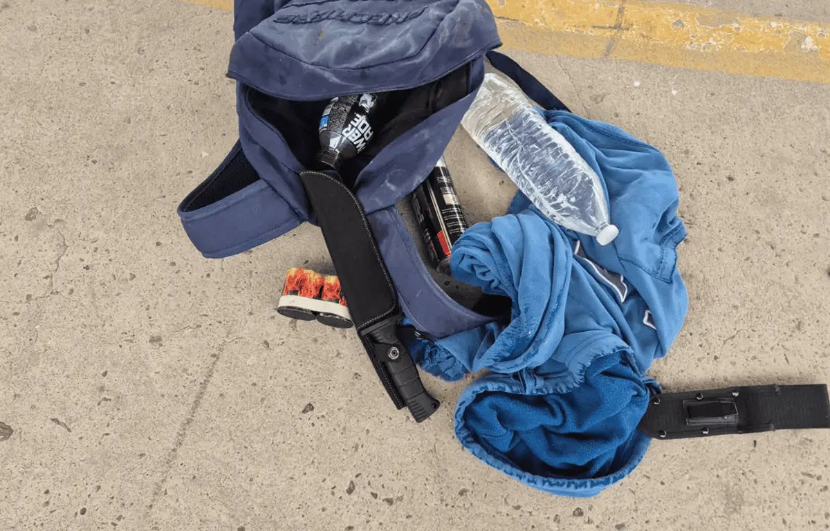 La mochila que llevaban los presuntos agresores. Especial.