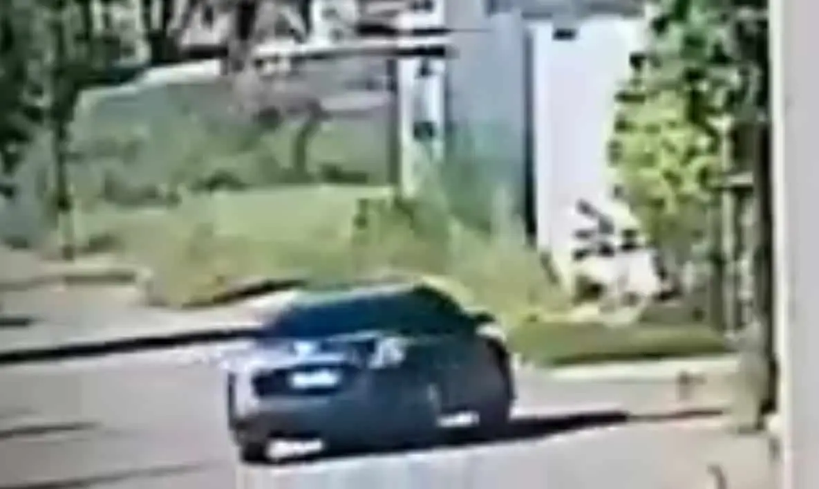 En la primera parte del video se observa a Fernanda llegar al sitio en un automóvil Nissan Sentra de color gris. RRSS.