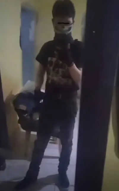 Aunque el video no tiene sonido, se observa cómo señala las prendas de ropa que lleva puestas, por lo que había dado a conocer que ese sería el atuendo con el que realizaría el ataque. RRSS.