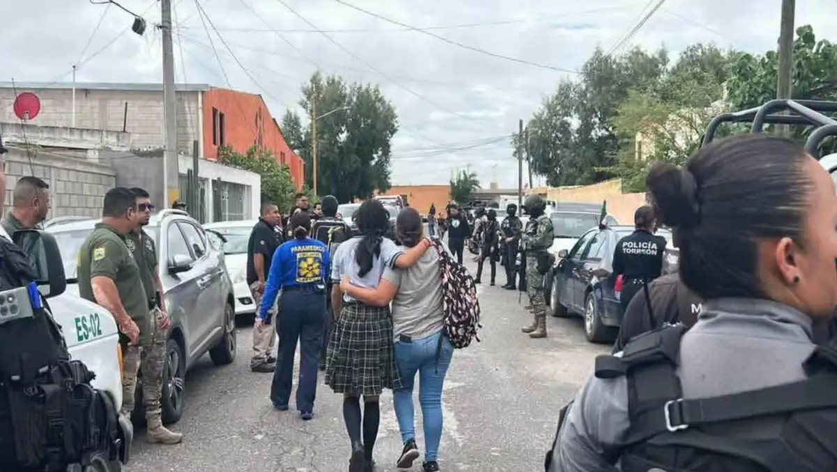 Las fotografías muestran cuchillos, un martillo y otros objetos que habrían estado relacionados con los jóvenes detenidos tras el ataque. 