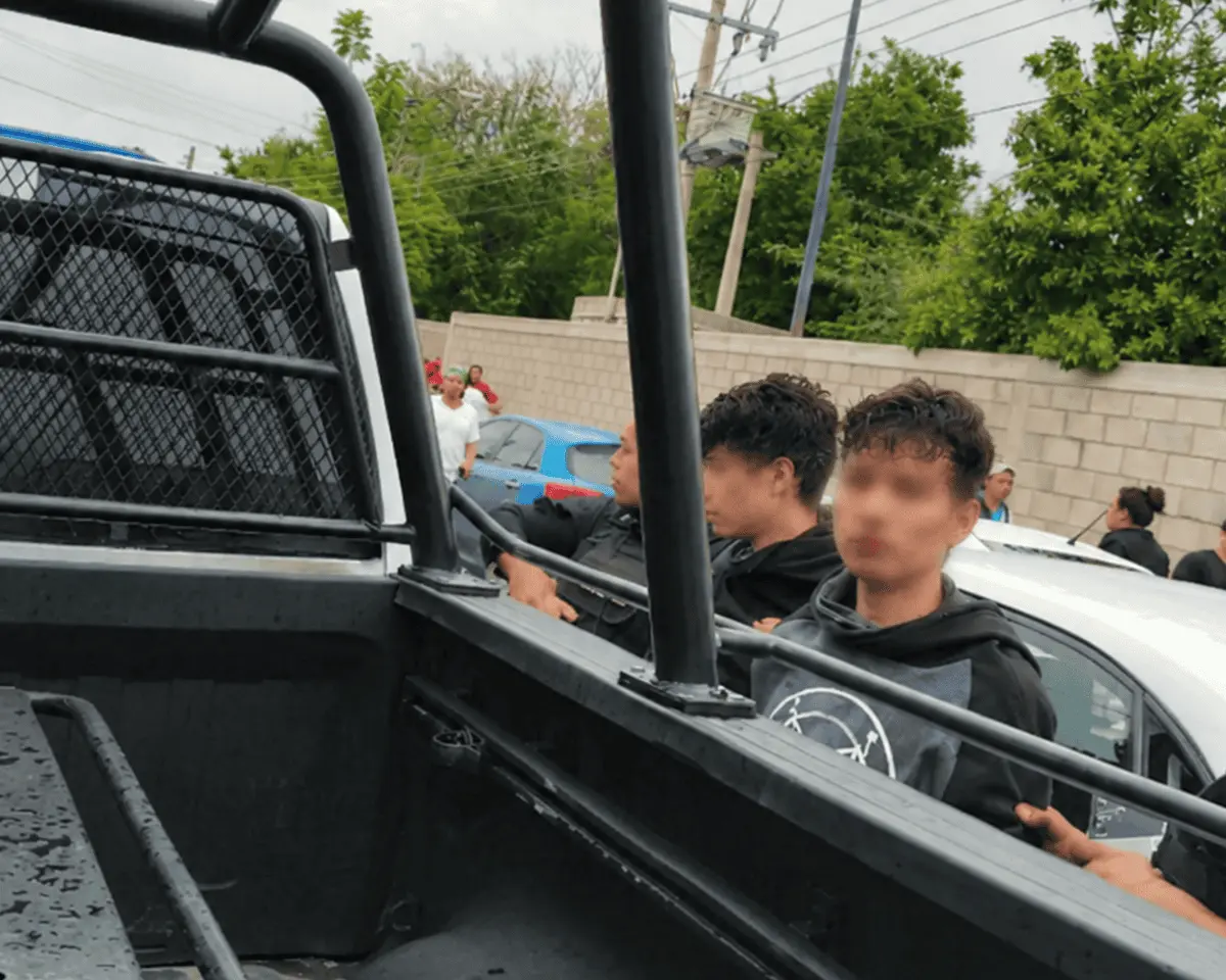Después de la agresión, maestros y vecinos intervinieron para intentar someter a los responsables. Los dos jóvenes fueron finalmente entregados a elementos de la Policía Municipal. RRSS.