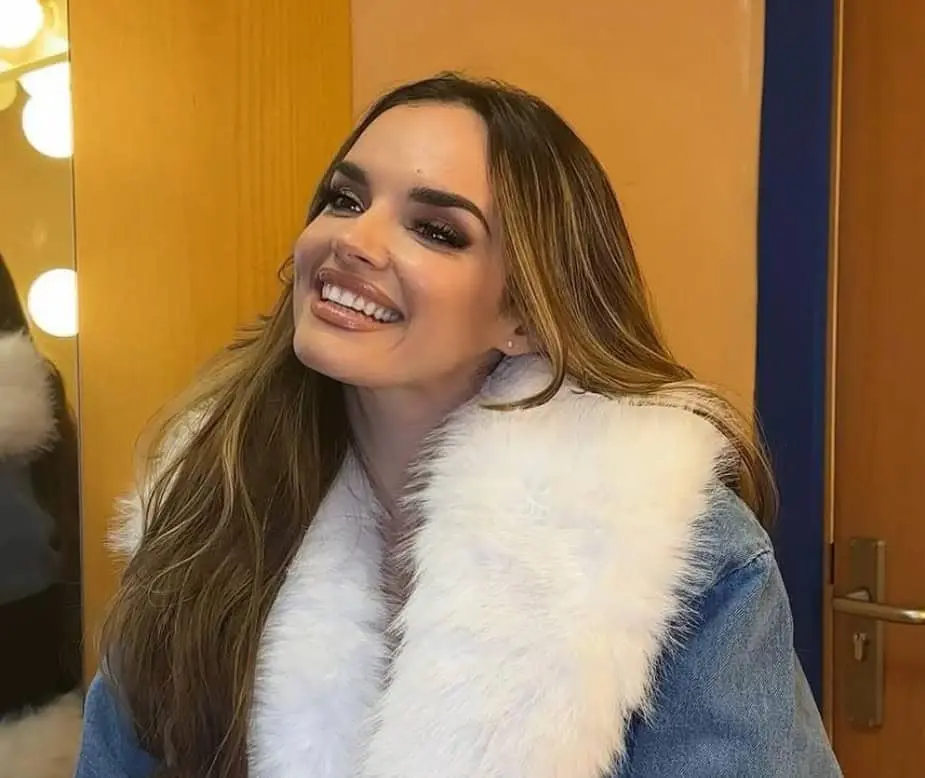 En 2002, cuando tenía 11 años, la cantante se presentó en el Festival Internacional de Viña del Mar, en Chile.<br> En 2002, cuando tenía 11 años, la cantante se presentó en el Festival Internacional de Viña del Mar, en Chile.<br>
