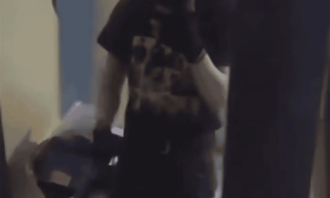  En el video se observa al joven frente a un espejo de cuerpo entero mientras se graba con el celular. 