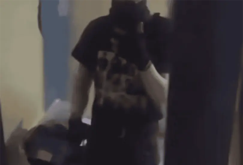 En el video se observa al joven frente a un espejo de cuerpo entero mientras se graba con el celular. En el video se observa al joven frente a un espejo de cuerpo entero mientras se graba con el celular.