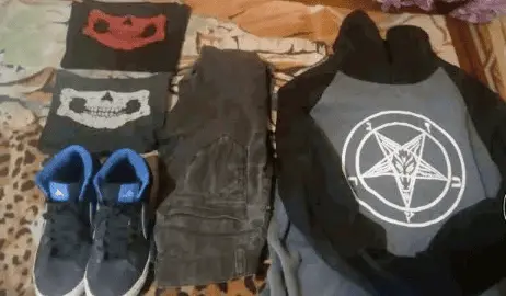 El video y las fotografías adquirieron relevancia después del ataque porque algunos de los objetos y prendas mostrados en el material coincidirían con elementos observados durante los hechos. RRSS.