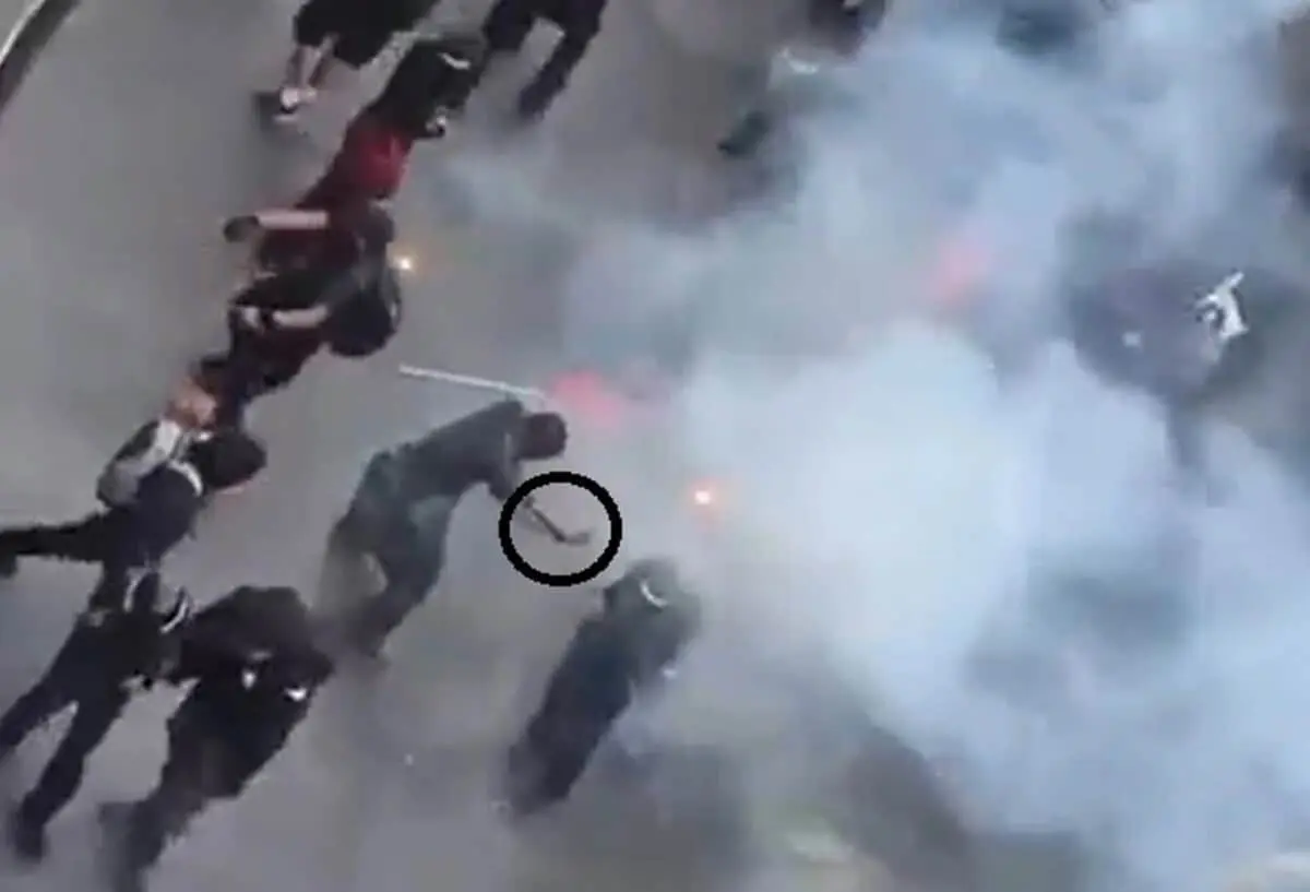  Un joven resultó gravemente herido durante la marcha del 2 de octubre en CDMX tras explotarle una bomba molotov en la mano. 