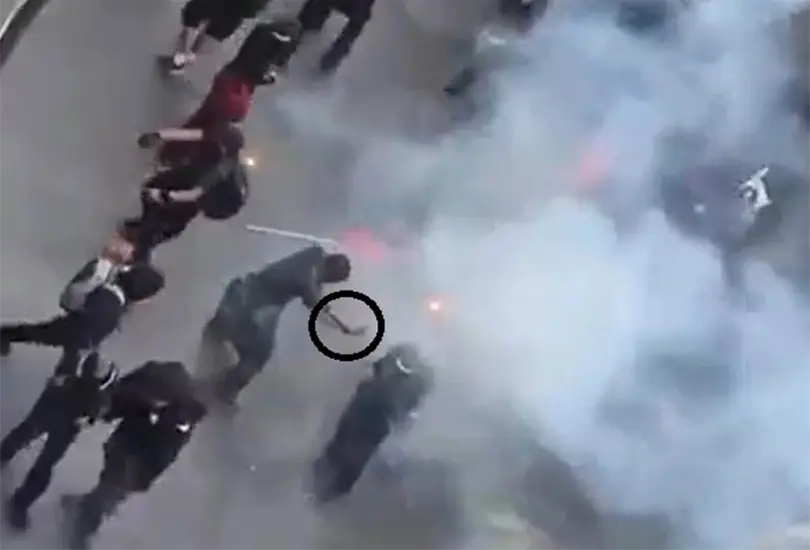 Un joven result&oacute; gravemente herido durante la marcha del 2 de octubre en CDMX tras explotarle una bomba molotov en la mano.