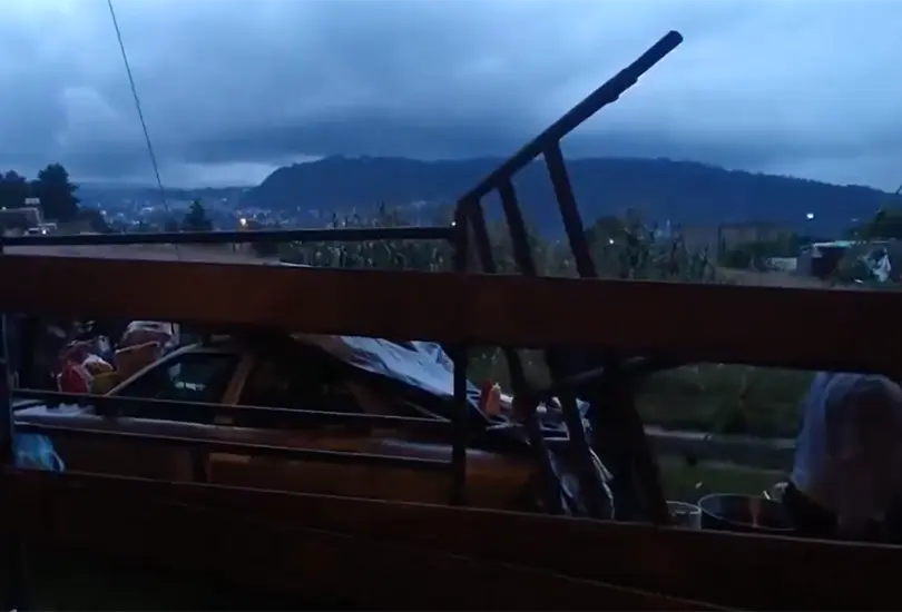 As&iacute; fue el momento en que colapsaron las gradas durante jaripeo en Xochimilco