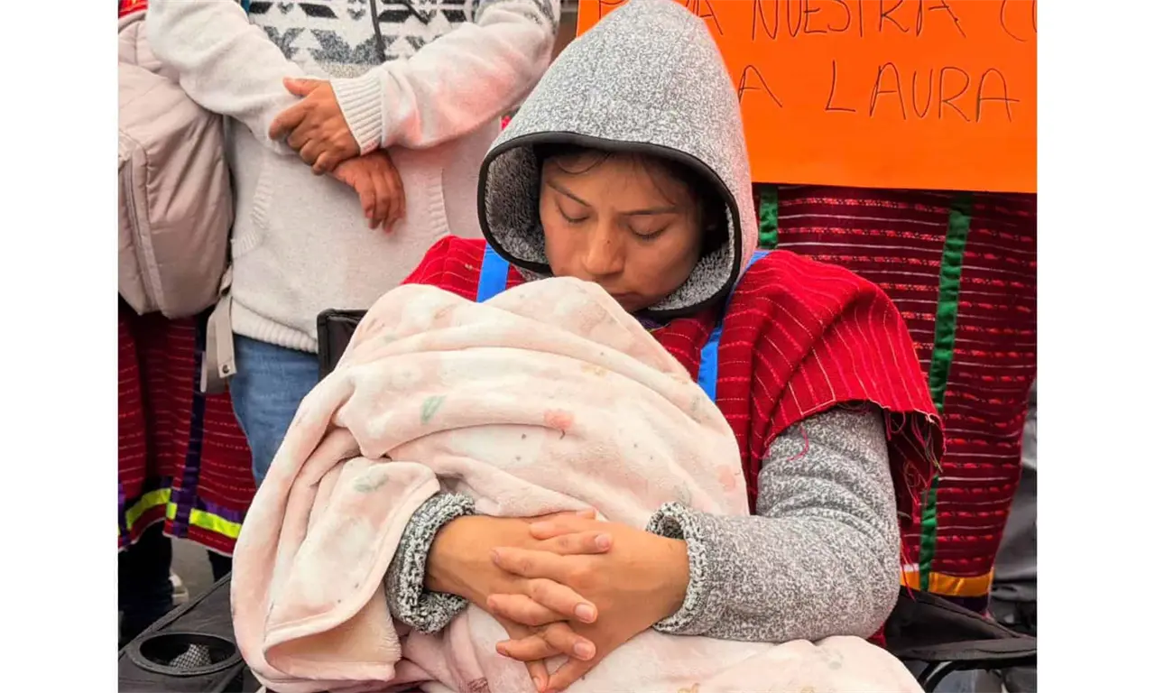  Bebé triqui vuelve con sus padres tras siete días retenida por un documento en Hospital Peralvillo 