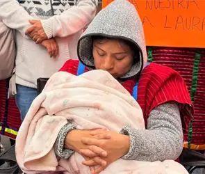 Beb&eacute; triqui vuelve con sus padres tras siete d&iacute;as retenida por un documento en Hospital Peralvillo