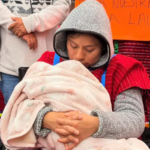 Beb&eacute; triqui vuelve con sus padres tras siete d&iacute;as retenida por un documento en Hospital Peralvillo