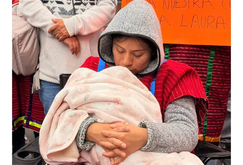 Bebé triqui vuelve con sus padres tras siete días retenida por un documento en Hospital Peralvillo Bebé triqui vuelve con sus padres tras siete días retenida por un documento en Hospital Peralvillo