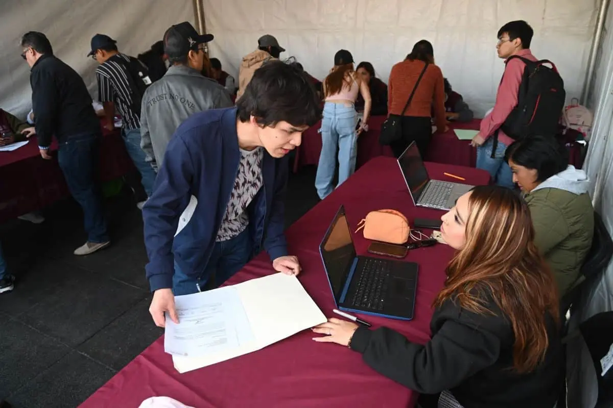 Aunque inicialmente se contemplaba una nueva incorporación durante octubre, la información más reciente señala que Jóvenes Construyendo el Futuro suspendió nuevos registros durante 2026 debido a que el programa alcanzó el límite de su padrón. Cuartoscuro.