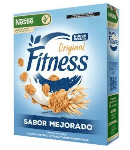 Otra alternativa destacada es Nestlé Fitness Original, elaborado con hojuelas de trigo integral y arroz. El producto presentó 5.7 gramos de azúcar por cada 100 gramos, 10.7 gramos de proteína y 228 miligramos de sodio. Su aporte energético fue de 268 kilocalorías por cada 100 gramos. Especial.