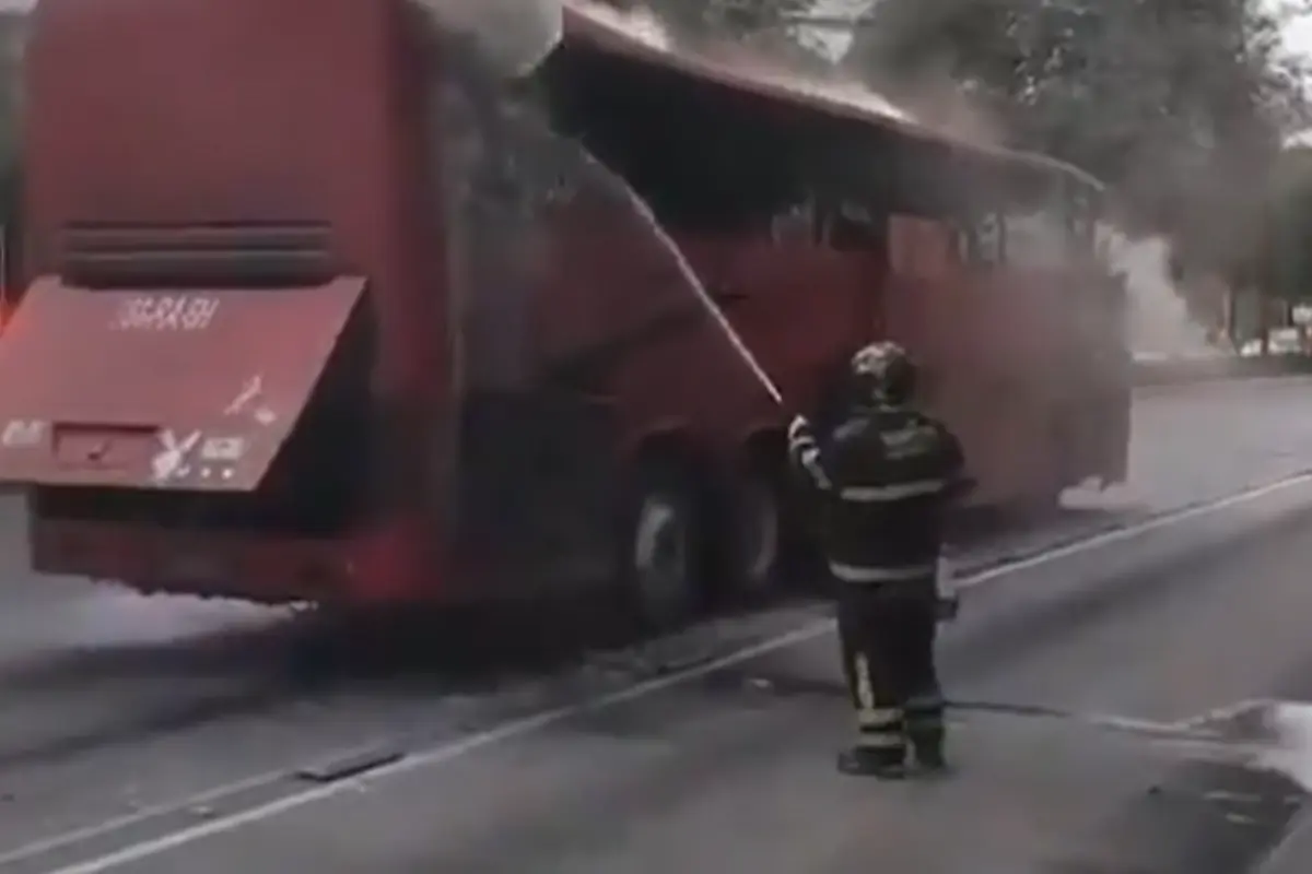  Así fue el incendio de autobús en Reforma: pasajeros evacuaron la unidad 