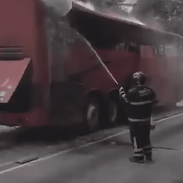 Así fue el incendio de autobús en Reforma: pasajeros evacuaron la unidad Así fue el incendio de autobús en Reforma: pasajeros evacuaron la unidad