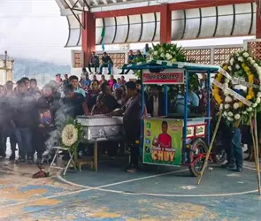 Junto a su triciclo de elotes: as&iacute; fue la despedida del elotero El Chuy