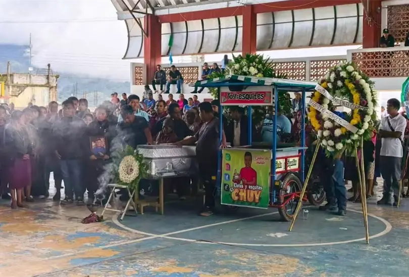 Junto a su triciclo de elotes: así fue la despedida del elotero El Chuy Junto a su triciclo de elotes: así fue la despedida del elotero El Chuy
