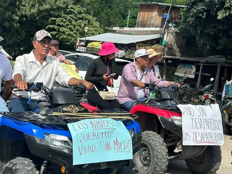 Habitantes de la comunidad se manifestaron para pedir por su liberación. X