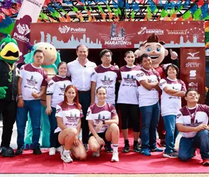 Presentan playera y medalla del Medio Marat&oacute;n 21K Puebla 2026