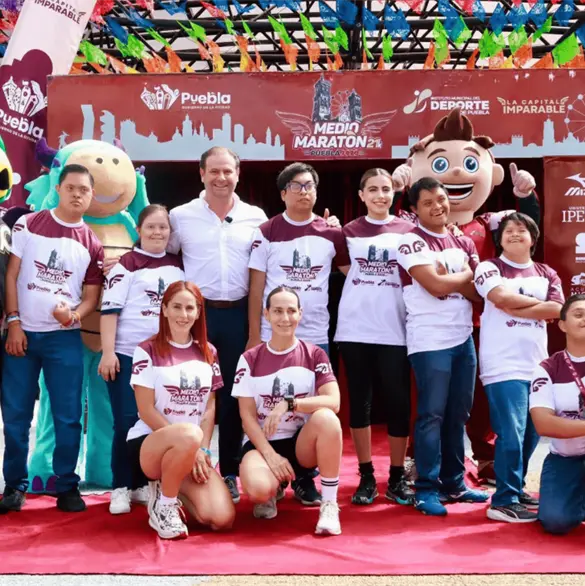 Presentan playera y medalla del Medio Marat&oacute;n 21K Puebla 2026