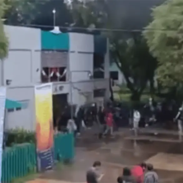 Así quedó el Bachilleres 6 tras ataque de encapuchados: cristales rotos, escombros y miedo en Iztapalapa Así quedó el Bachilleres 6 tras ataque de encapuchados: cristales rotos, escombros y miedo en Iztapalapa