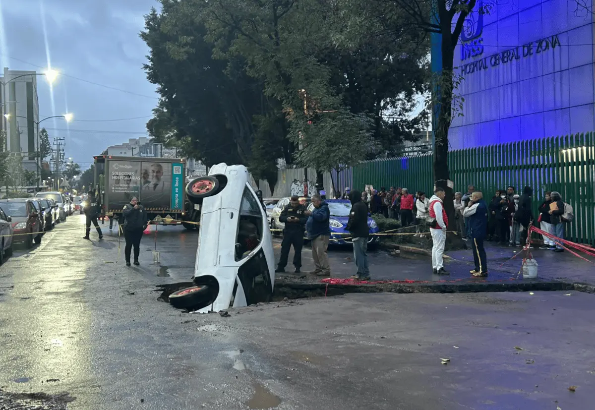 Así quedó un vehículo que cayó a un enorme socavón en Manuel González y Lerdo, frente al hospital de zona. Especial