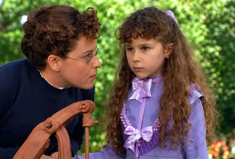 Hallie Eisenberg fue una de las actrices infantiles más reconocidas de finales de los años 90 y principios de los 2000. Hallie Eisenberg fue una de las actrices infantiles más reconocidas de finales de los años 90 y principios de los 2000.